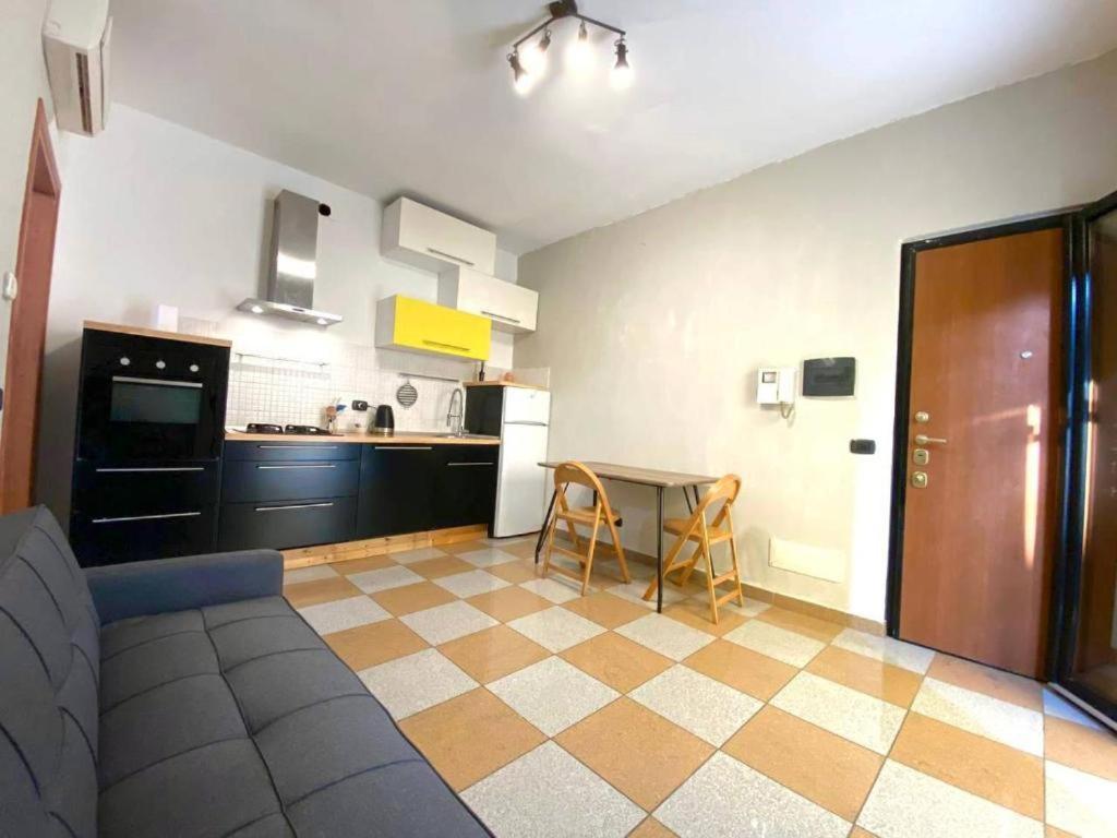 Conte Rosso House, Con Doppia Terrazza In Coorte Tranquilla A Due Passi Da Stazione E Metropolitana Lambrate Apartment มิลาน ภายนอก รูปภาพ